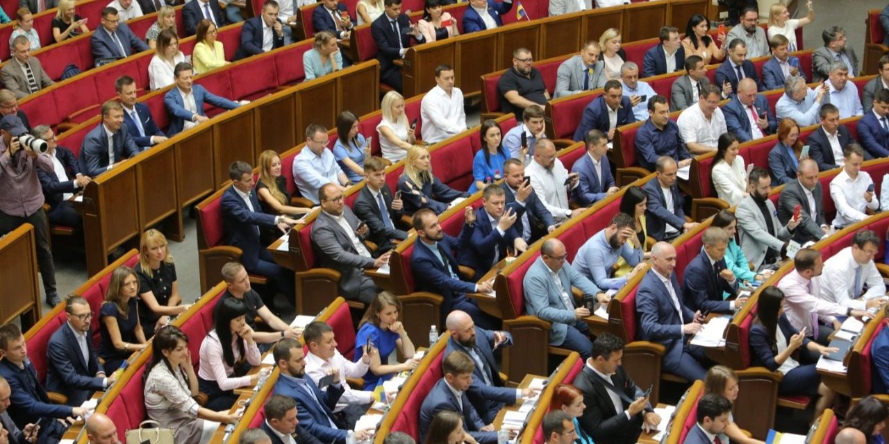 Закон про зняття недоторканності з&nbsp;нардепів набуде чинності 1 січня 2020 року (Фото: Слуга Народу via Facebook)