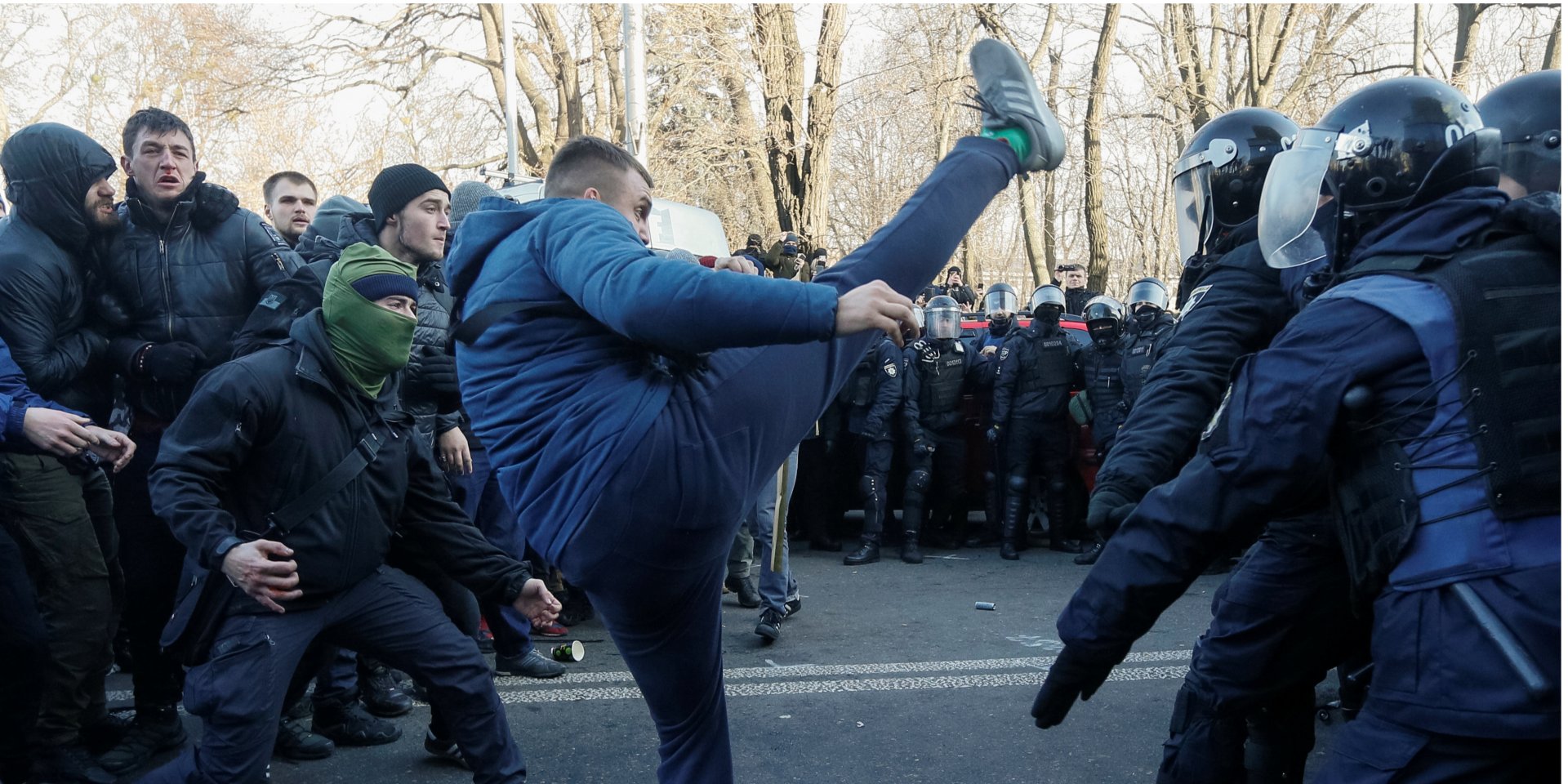 Зіткнення активістів з&nbsp;поліцією (Фото: REUTERS / Valentyn Ogirenko)