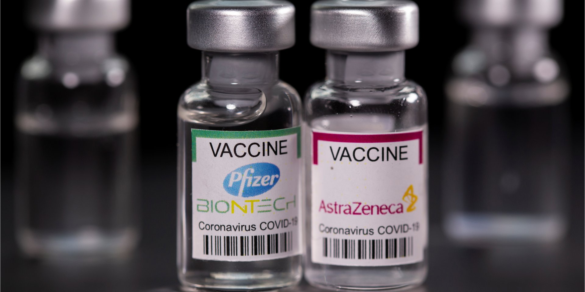 Вже на&nbsp;цьому тижні в&nbsp;Україні чекають Pfizer (ілюстративне зображення ампул Pfizer і AztraZeneca) (Фото: REUTERS / Dado Ruvic / Illustration)