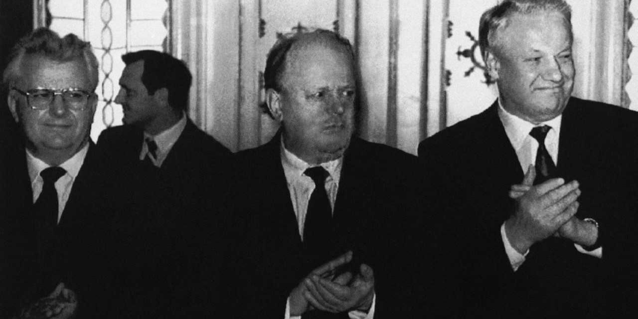 Леонід Кравчук, Станіслав Шушкевич і Борис Єльцин у Біловезькій пущі. 8 грудня 1991 року (Фото: AP)