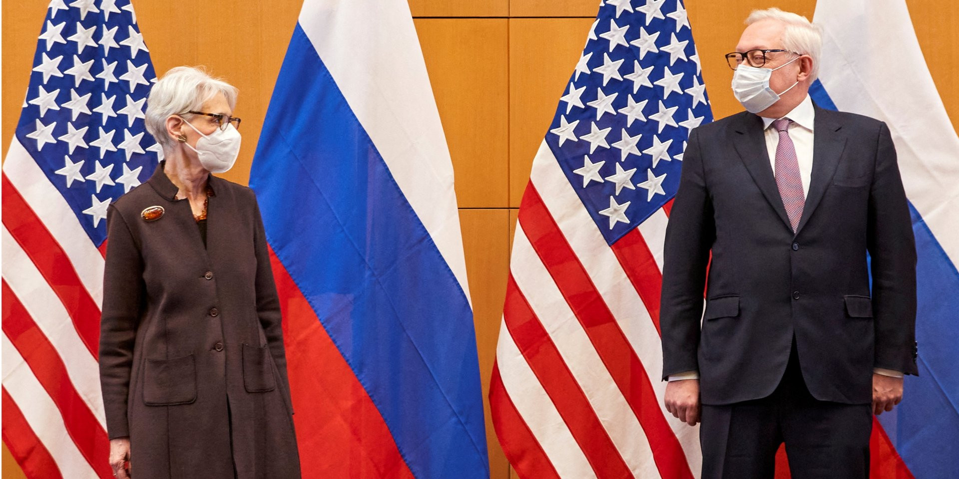 U.S. Deputy Secretary of State Wendy R. Sherman (L) meets  Russian Deputy Foreign Minister Sergei Ryabkov (R) ahead of the bilateral talks in Geneva (Photo: REUTERS/Denis Balibouse)