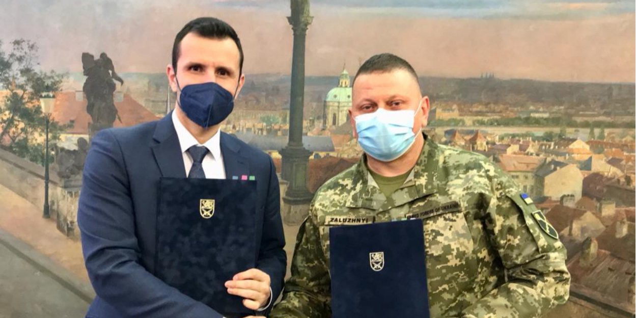 Заступник чеського міністра оборони Даніель Блажковець та&nbsp;головнокомандувач ЗСУ Валерій Залужний (Фото: Ministerstvo obrany/Twitter)