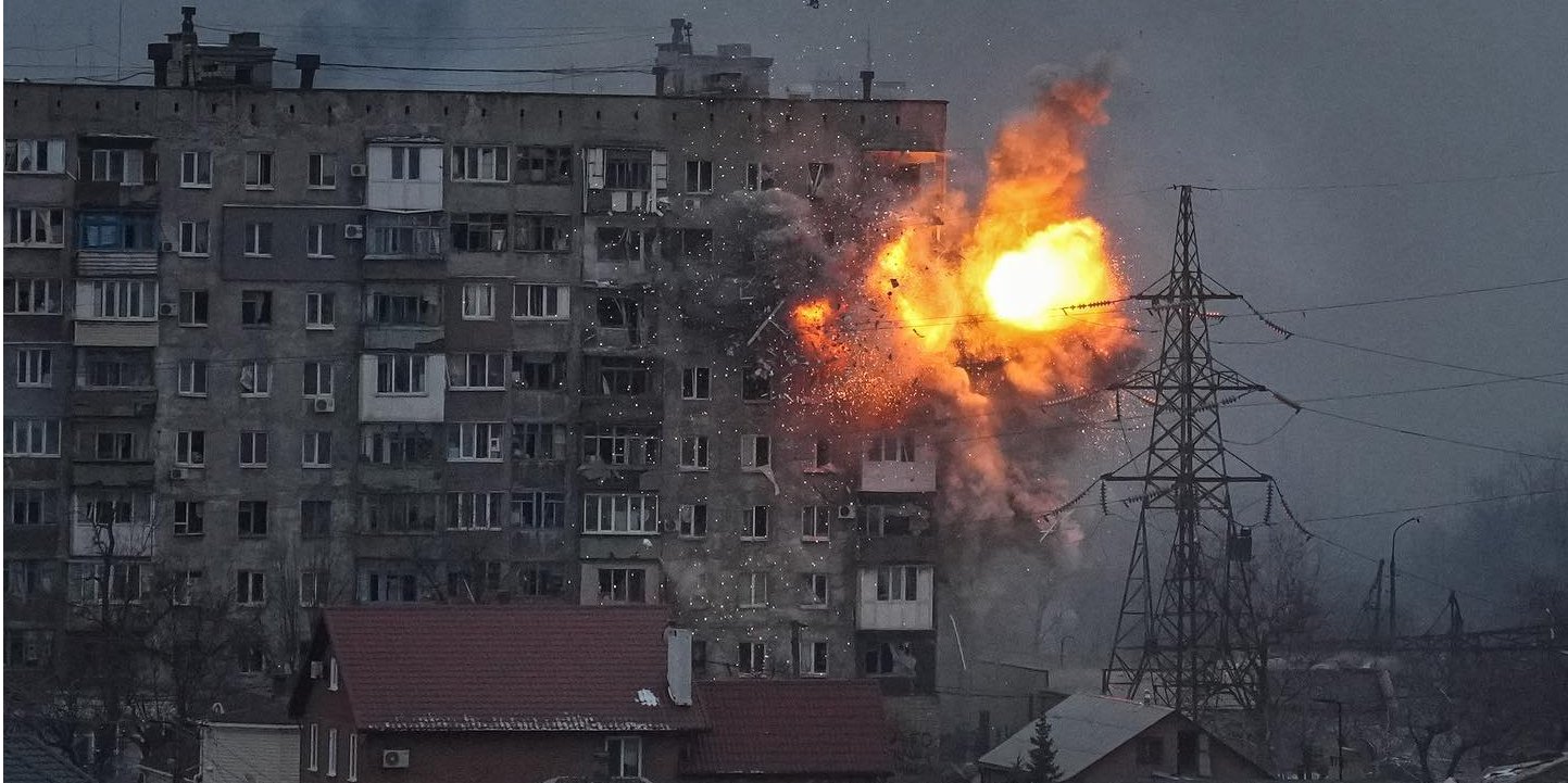 Constant Russian shelling turns Mariupol into ruins (Photo: Yevhen Maloletka via Facebook)