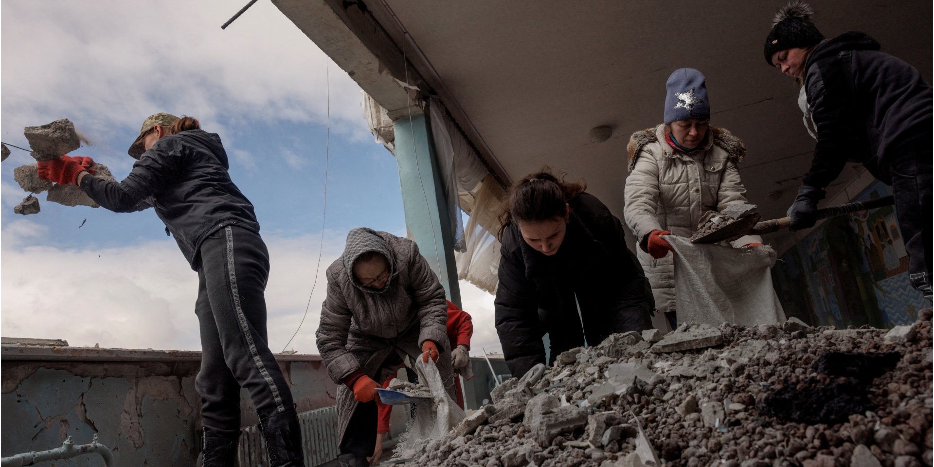 Women clear debris from a school that was damaged by shelling in Kharkiv as Russia's attack on Ukraine continues, Ukraine (Photo: REUTERS/Pavlo Palamarchuk)