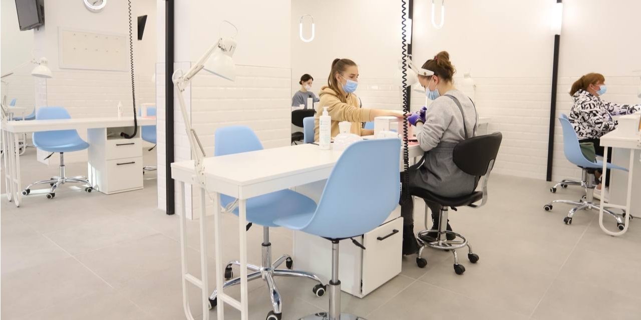 Despite the fact that about 10% of the staff of the Bunny Nail Cafe in Kyiv remained in the capital, the company returned to work a couple of weeks ago (Photo: Bunny Nail Cafe)