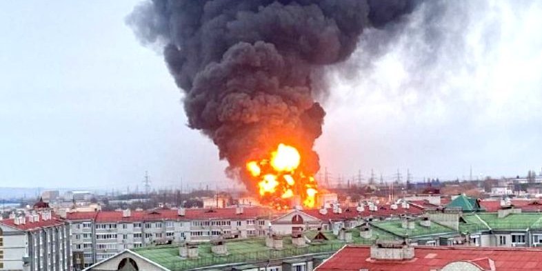 The Russian authorities assure that there are no problems with fuel supply, but people don't believe them. (Photo: t.me/zhest_belgorod)