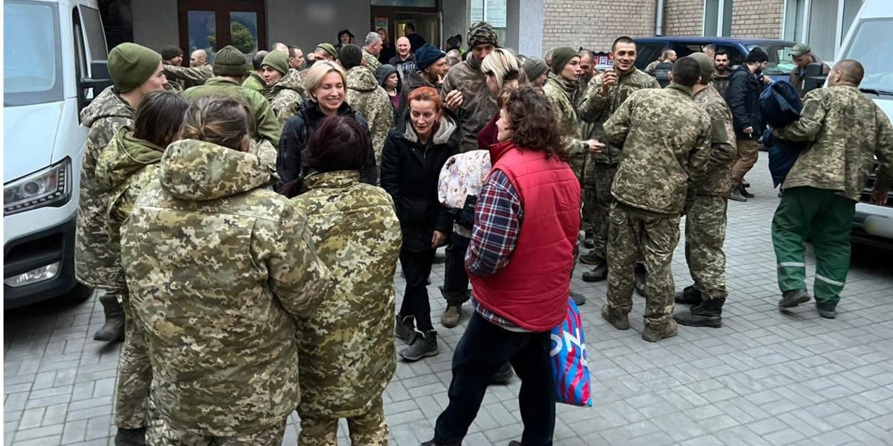 Ukrainian pows recently released from Russian captivity meet Ukraine's Reintegration Minister Iryna Vereshchuk (Photo: Iryna Vereshchuk)