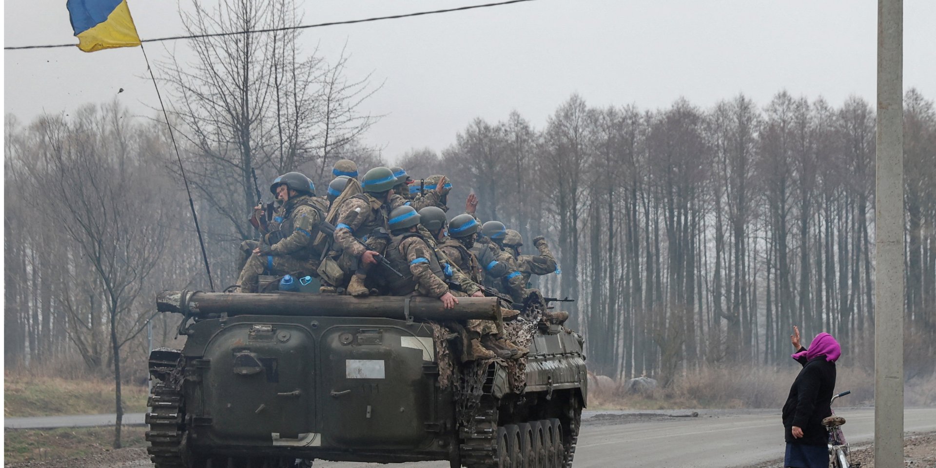 A woman greets Ukrainian soldiers in recently liberated Chernihiv. (Photo: REUTERS/Serhii Nuzhnenko)