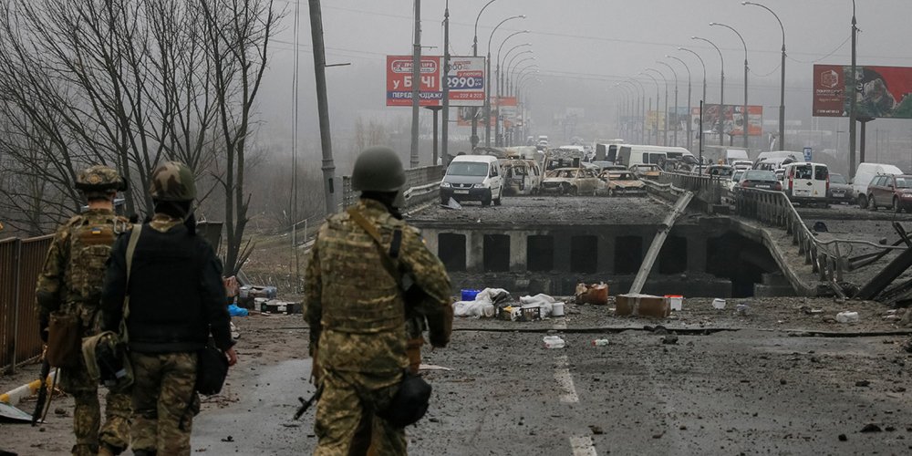 Міст в Ірпені, який був зруйнований на&nbsp;початку повномасштабного вторгення&nbsp;РФ в&nbsp;Україну (Фото: REUTERS/Gleb Garanich)