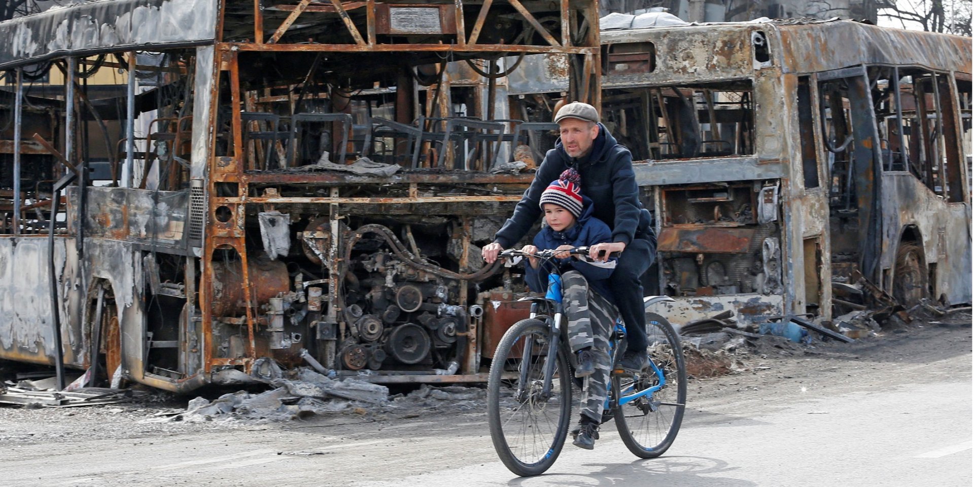 Mariupol residents in the destroyed city (Photo: REUTERS/Alexander Ermochenko)