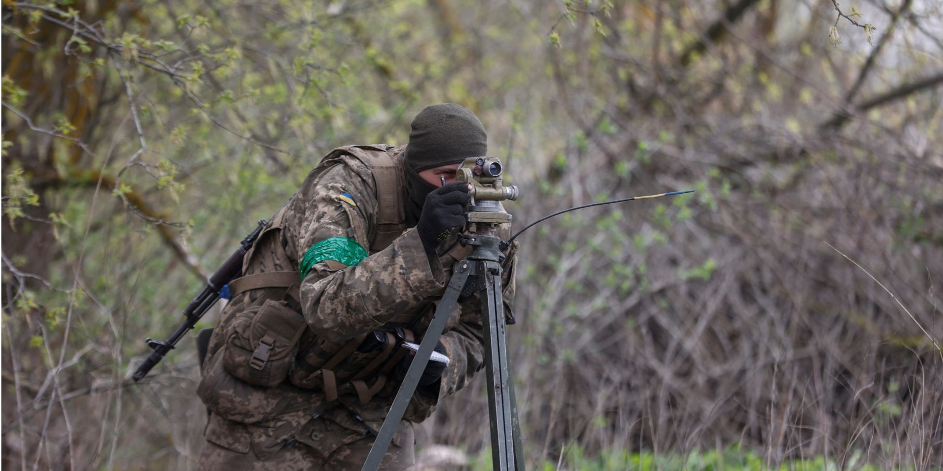 A Ukrainian serviceman in Kharkiv Oblast. (Photo: REUTERS/Serhii Nuzhnenko)