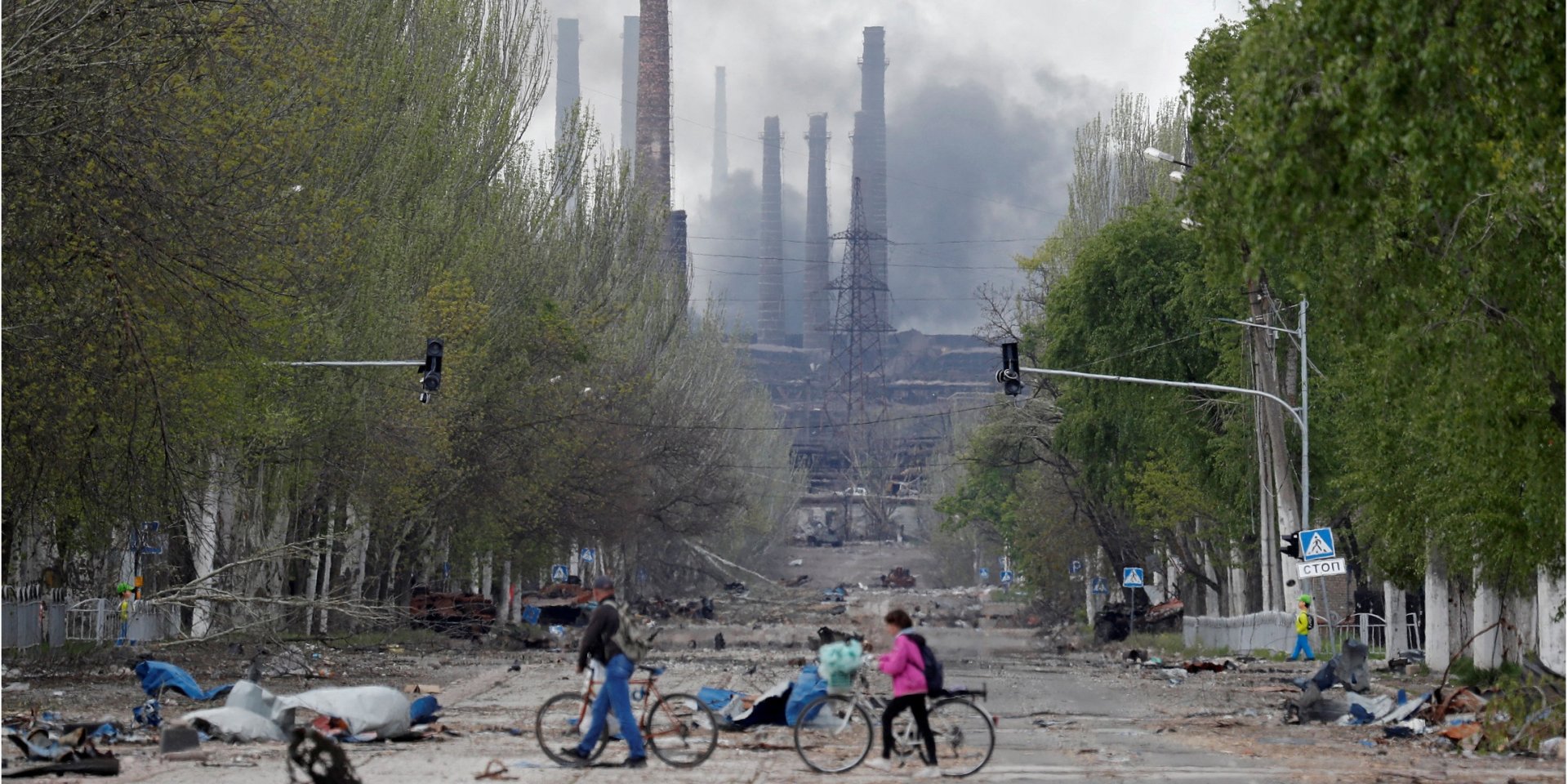 Locals make their way through the rubble on the street next to the AzovStal steel factory, the last Ukrainian stronghold in the Russian-occupied Mariupol (Photo: REUTERS/Alexander Ermochenko)
