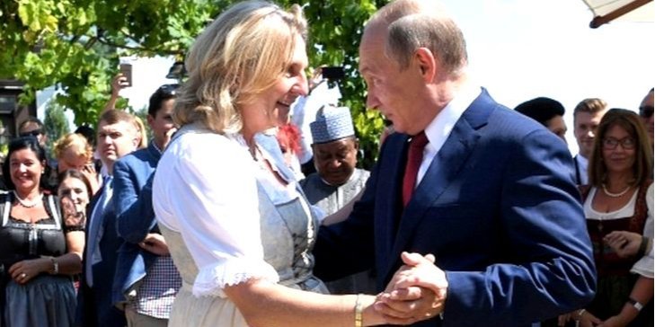 In 2018, a dance shared by Vladimir Putin and Karin Kneissl was widely publicized (Photo: Roland Schlager/Pool via Reuters)