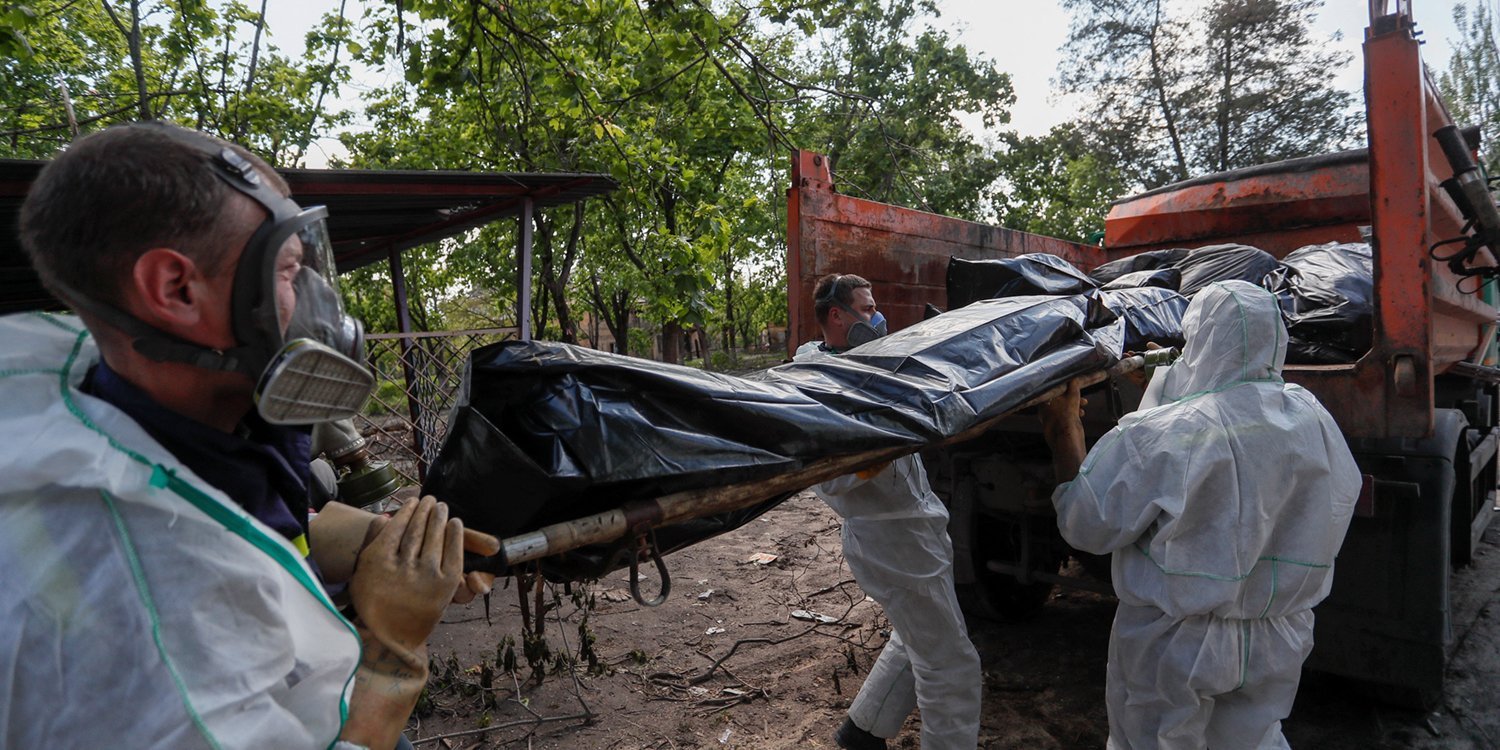 The body of a victim of Russia's war against Ukraine is being loaded into a car in Mariupol (Photo: REUTERS/Alexander Ermochenko)