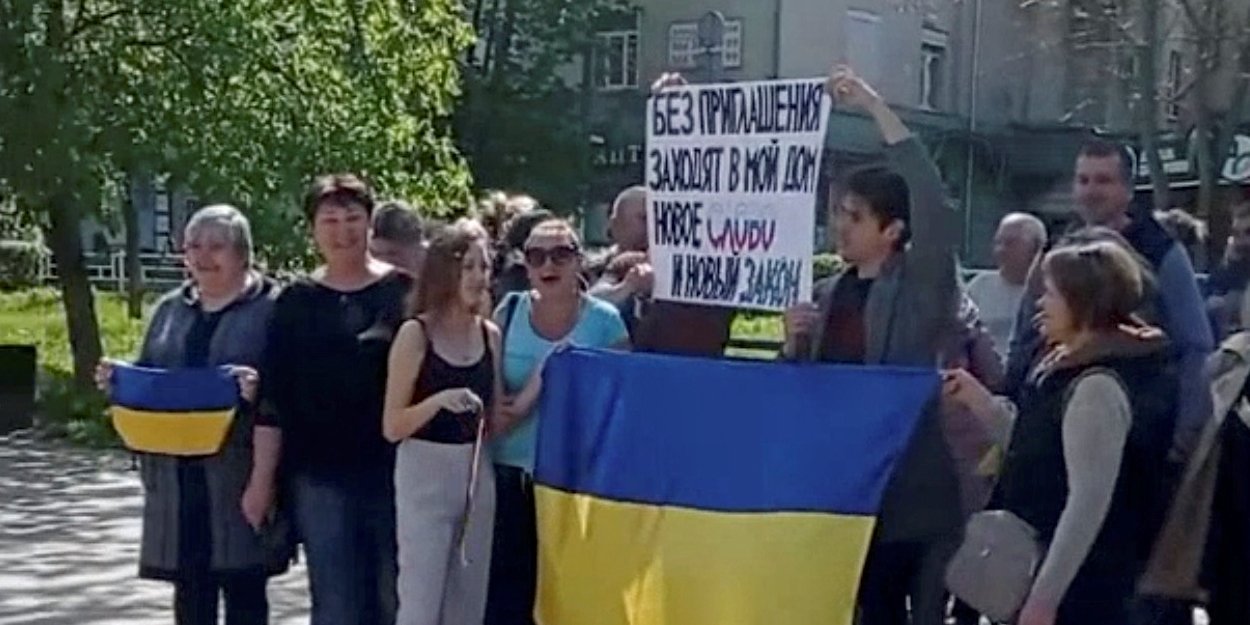 A Group of Ukrainians protest against the Russian occupation in Kherson on April 27 (Photo: Screenshot of&nbsp;video Obtained By&nbsp;Reuters via REUTERS)