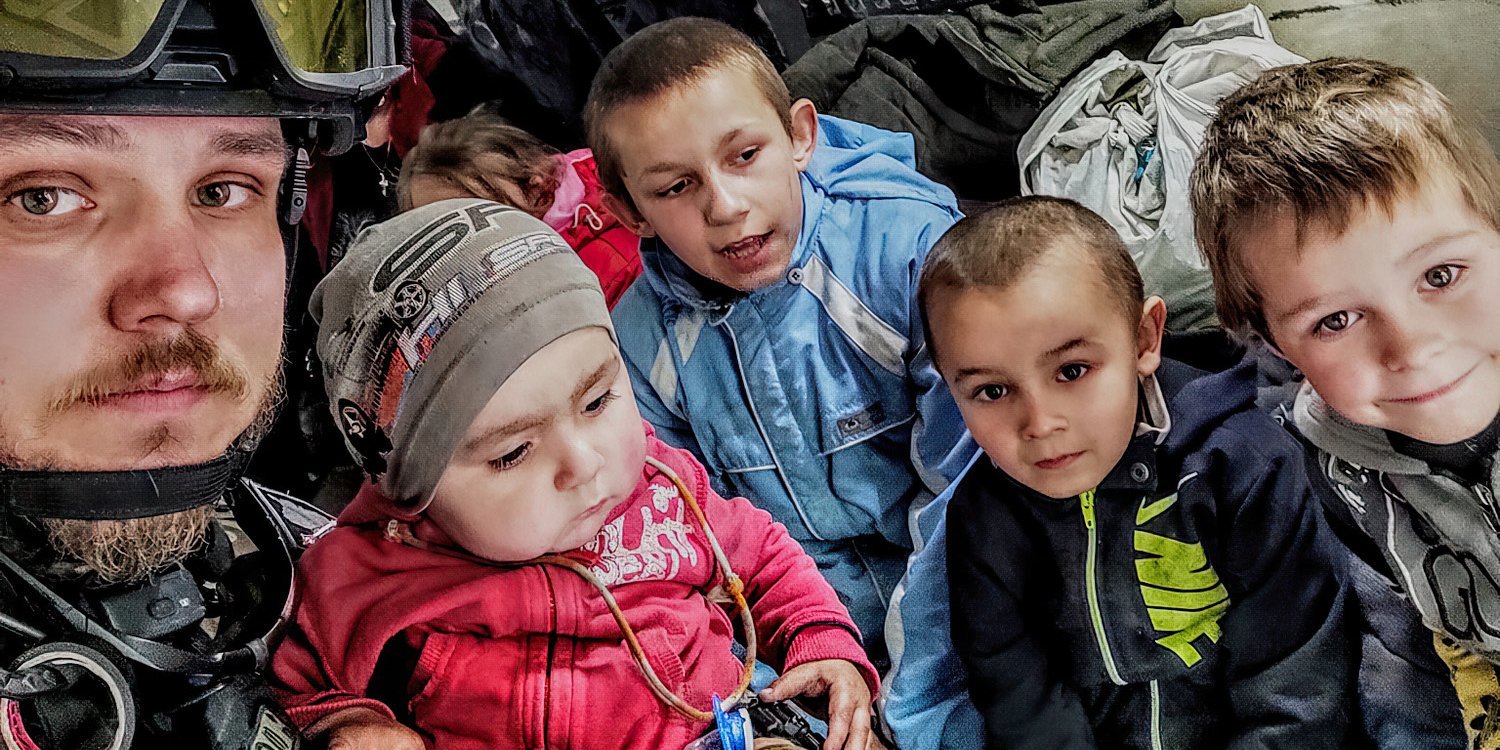 Luhansk Region Patrol Police Chief Viktor Levchenko is doing everything possible to evacuate as many children as possible from the combat zone (Photo: Viktor Levchenko/Facebook)