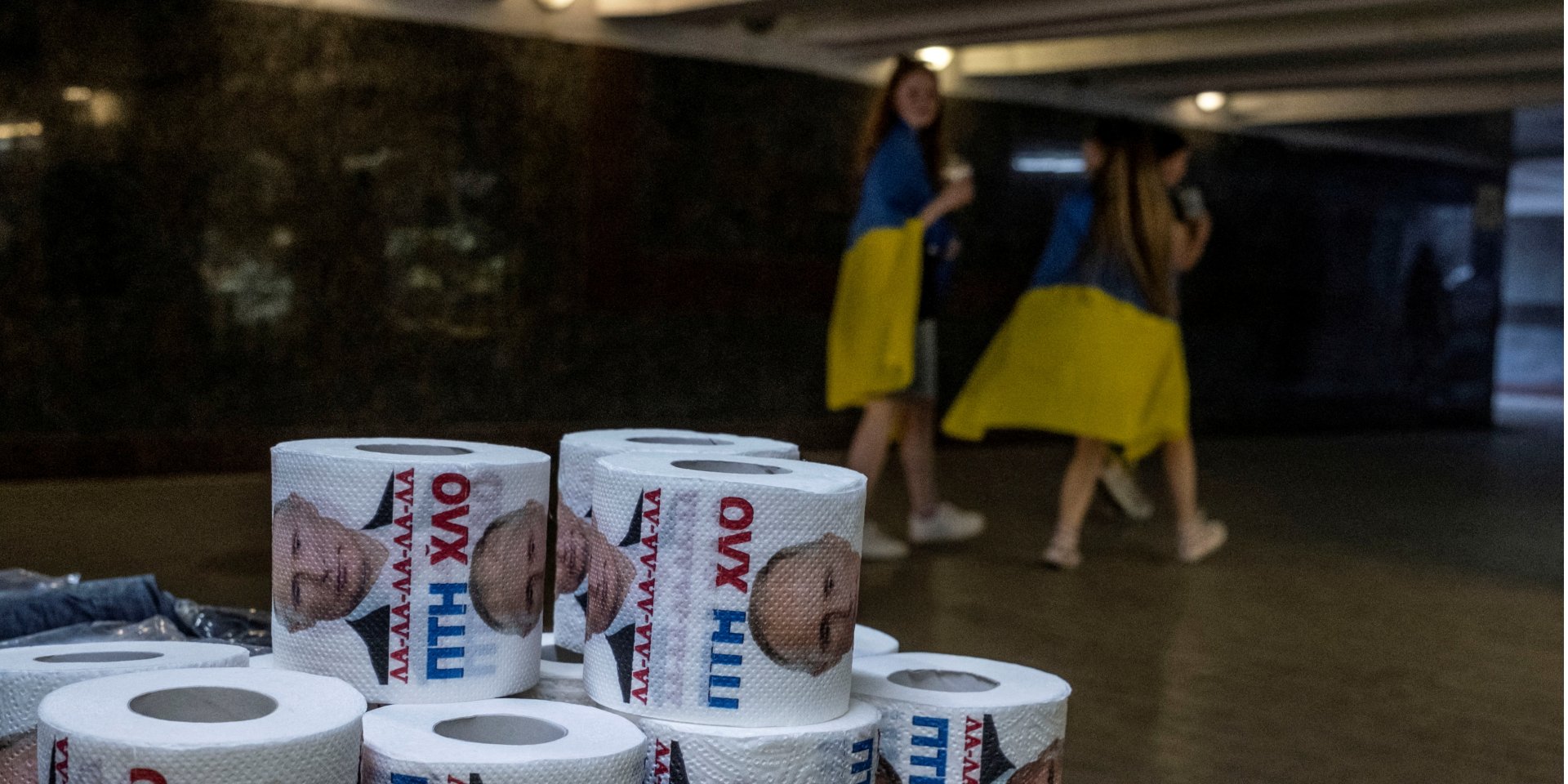 Туалетний папір з&nbsp;портретом Володимира Путіна продається у&nbsp;Києві (Фото: REUTERS/Carlos Barria)
