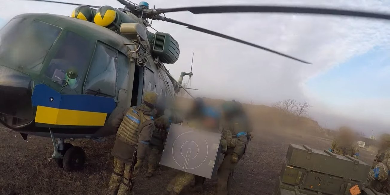 Під час семи рейсів на&nbsp;Азовсталь доставили необхідну зброю, воду, їжу, привезли десант і евакуювали поранених (Фото: скриншот відео / Головне управління розвідки&nbsp;МО України / YouTube)