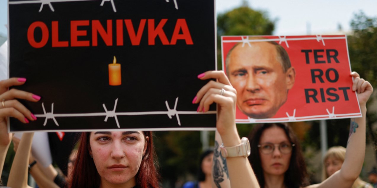 Dozens of people gathered on Sofiyivska Square, mostly relatives of soldiers of the Azov Regiment on July 30, 2022 (Photo: REUTERS/Valentyn Ogirenko)