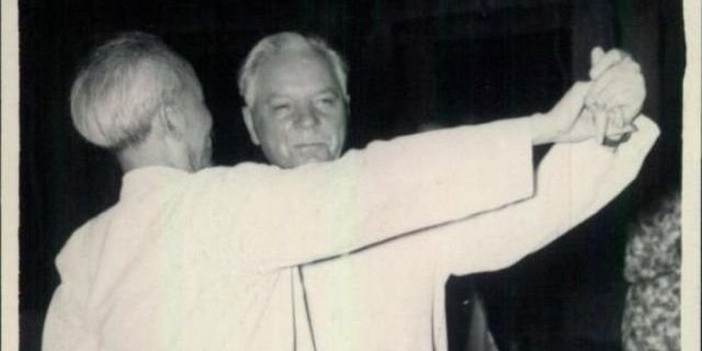 Клим Ворошилов, голова Верховної ради СРСР, під час візиту до Північного В'єтнаму з&nbsp;Хо&nbsp;Ши Міном, який на&nbsp;той момент був президентом, прем'єр-міністром і генеральним секретарем компартії країни. Травень 1957 року (Фото: DR)