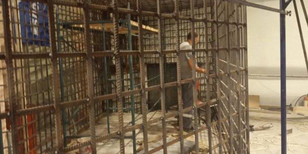 The occupiers are building cells in the Mariupol philharmonic hall for the lynching of Ukrainian defenders (Photo: Mariupol City Council)