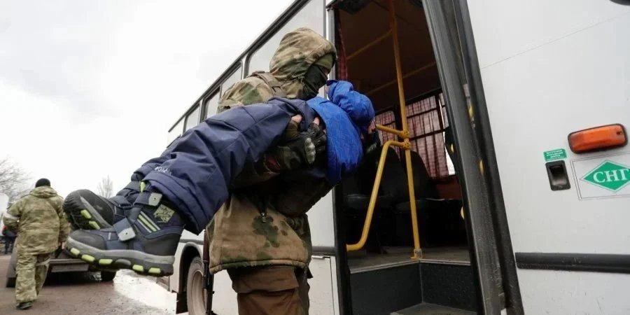 The invaders are deporting Ukrainians (Photo: Alexander Ermochenko/Reuters)