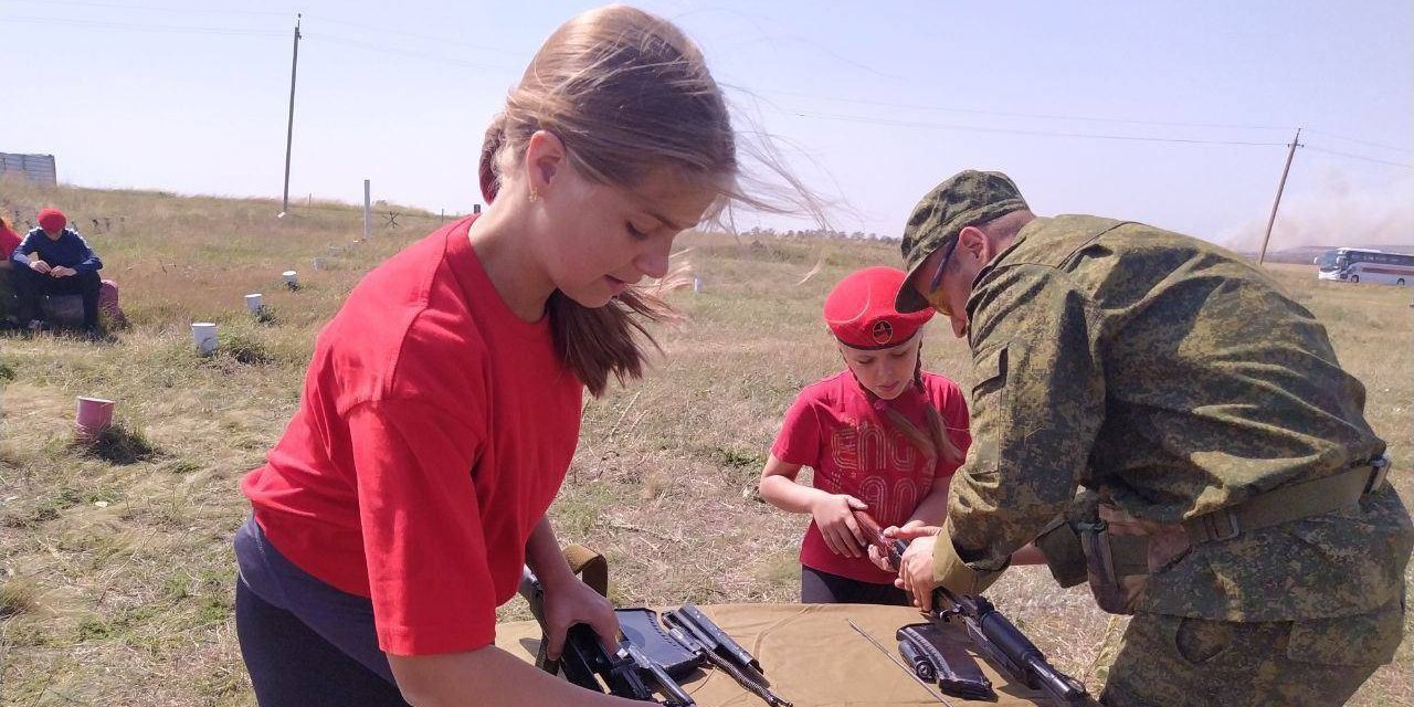 Russian invaders teach children to use weapons (Photo: Mariupol City Council/ Telegram)