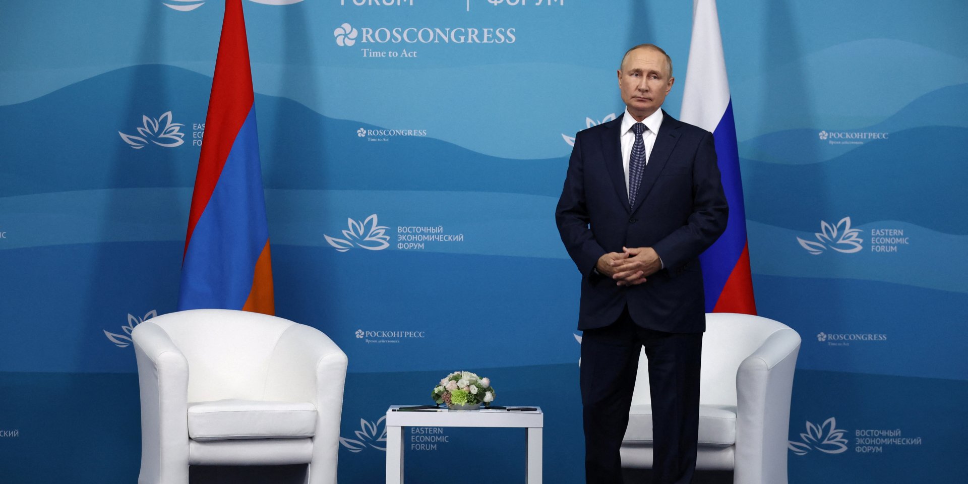 Російський диктатор Володимир Путін чекає на&nbsp;зустріч із прем'єр-міністром Вірменії Ніколом Пашиняном у&nbsp;Владивостоці, 7 вересня (Фото: Valery Sharifulin/TASS Host Photo Agency/Handout via REUTERS)