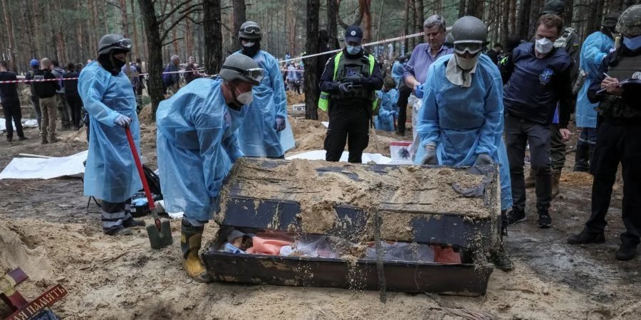 Russia leaves behind it mass graves, and stories of torture and abuse (Photo: REUTERS/Gleb Garanich)