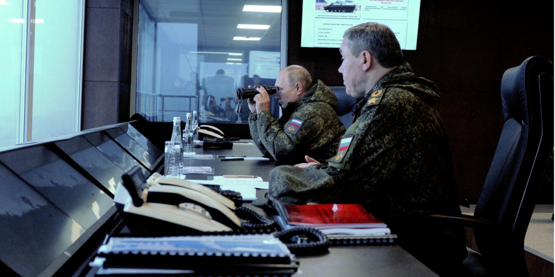 Володимир Путін та&nbsp;начальник Генштабу армії РФ&nbsp;Валерій Герасимов під час російських командно-штабних навчань Схід-2022, 6 вересня 2022 року (Фото: Sputnik/Mikhail Klimentyev/Kremlin via REUTERS)