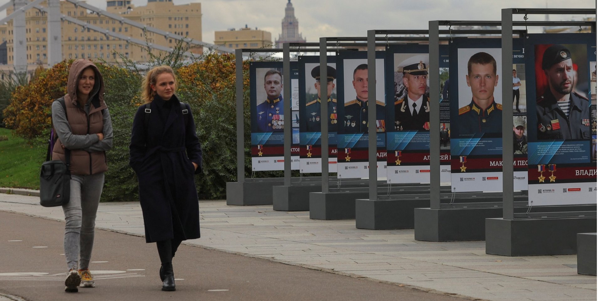 Жінки в&nbsp;Москві проходять повз банер з&nbsp;фотографіями російських військових, які беруть участь у війні Росії проти України, 20 жовтня (Фото: REUTERS/Evgenia Novozhenina)