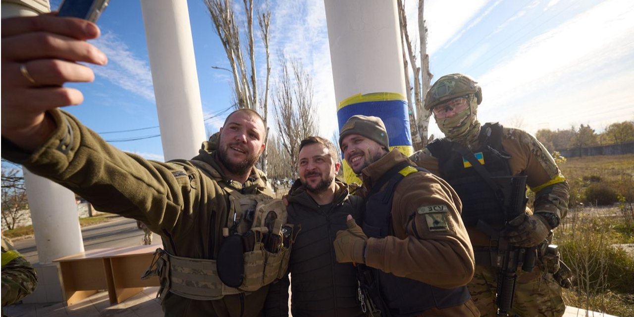 Зеленський фотографується з військовими на&nbsp;тлі арки з&nbsp;написом «Херсон» на в'їзді в місто (Фото: Офіс президента)