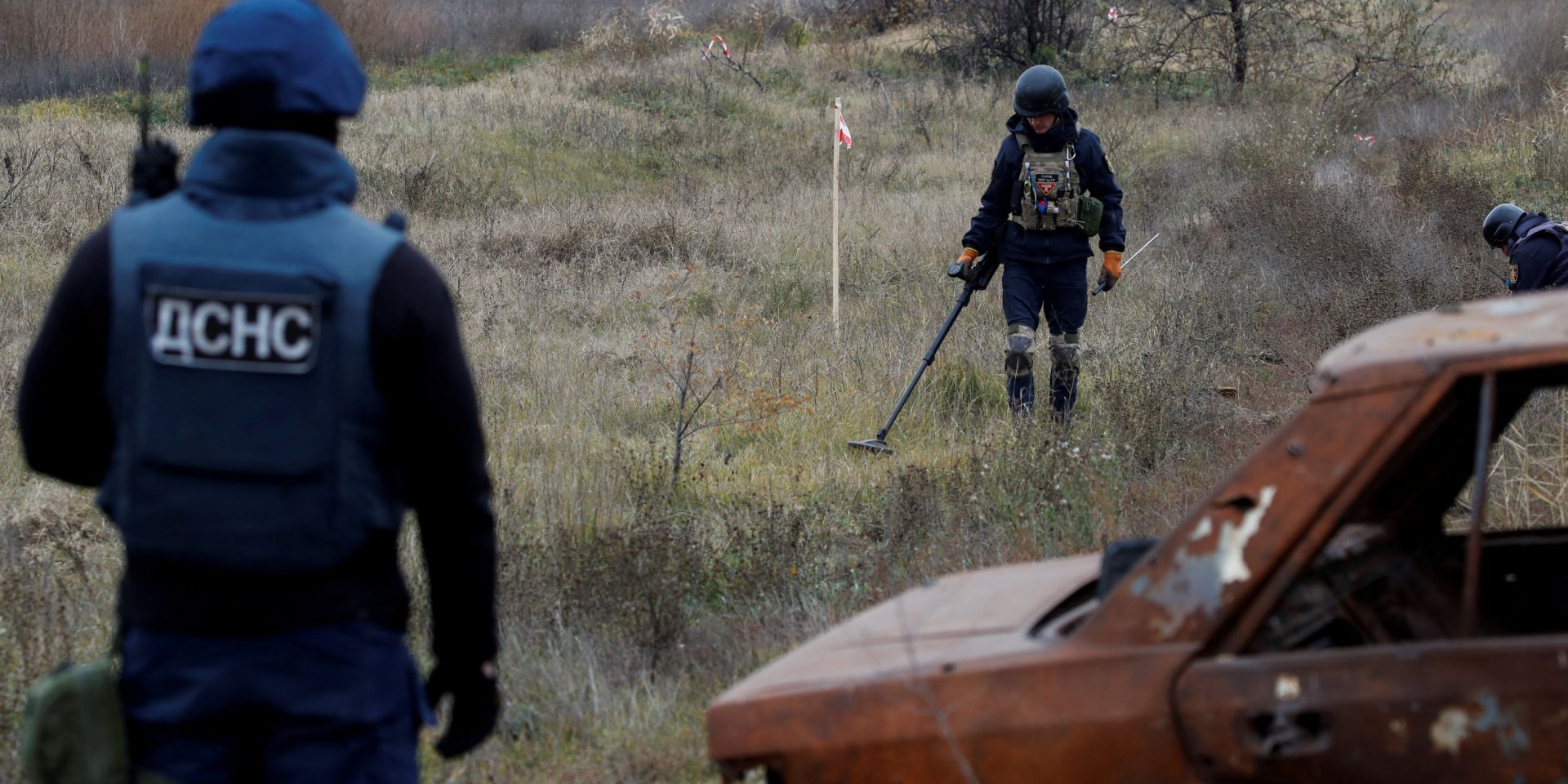 Rescuers carry out demining in the de-occupied territories of the Kherson Oblast (Photo: Murad Sezer/Reuters)