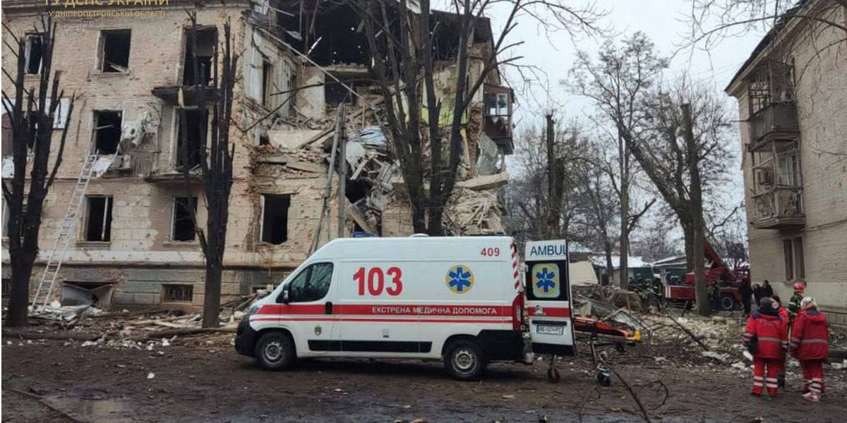 A Russian missile hit a residential building in Kryvyi Rih, rescuers are working on the spot (Photo: State Emergency Service of Ukraine)