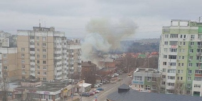 A column of smoke rose in Belgorod after the explosions (Photo: Жесть Белгород / Telegram)
