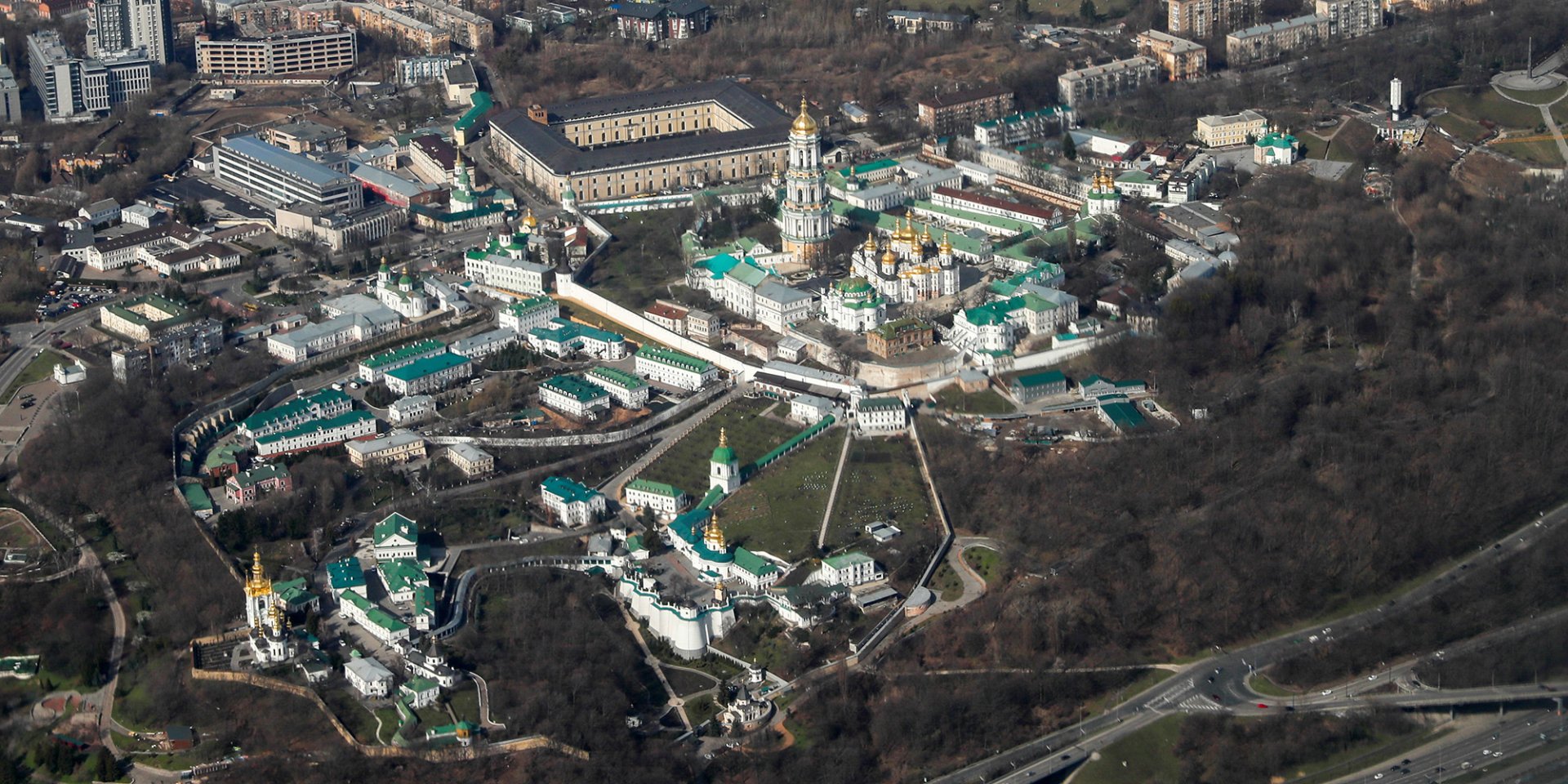 Архітектурний комплекс Києво-Печерської лаври до&nbsp;руйнівної російської атаки 15 червня 2026 (Фото: REUTERS/Gleb Garanich)