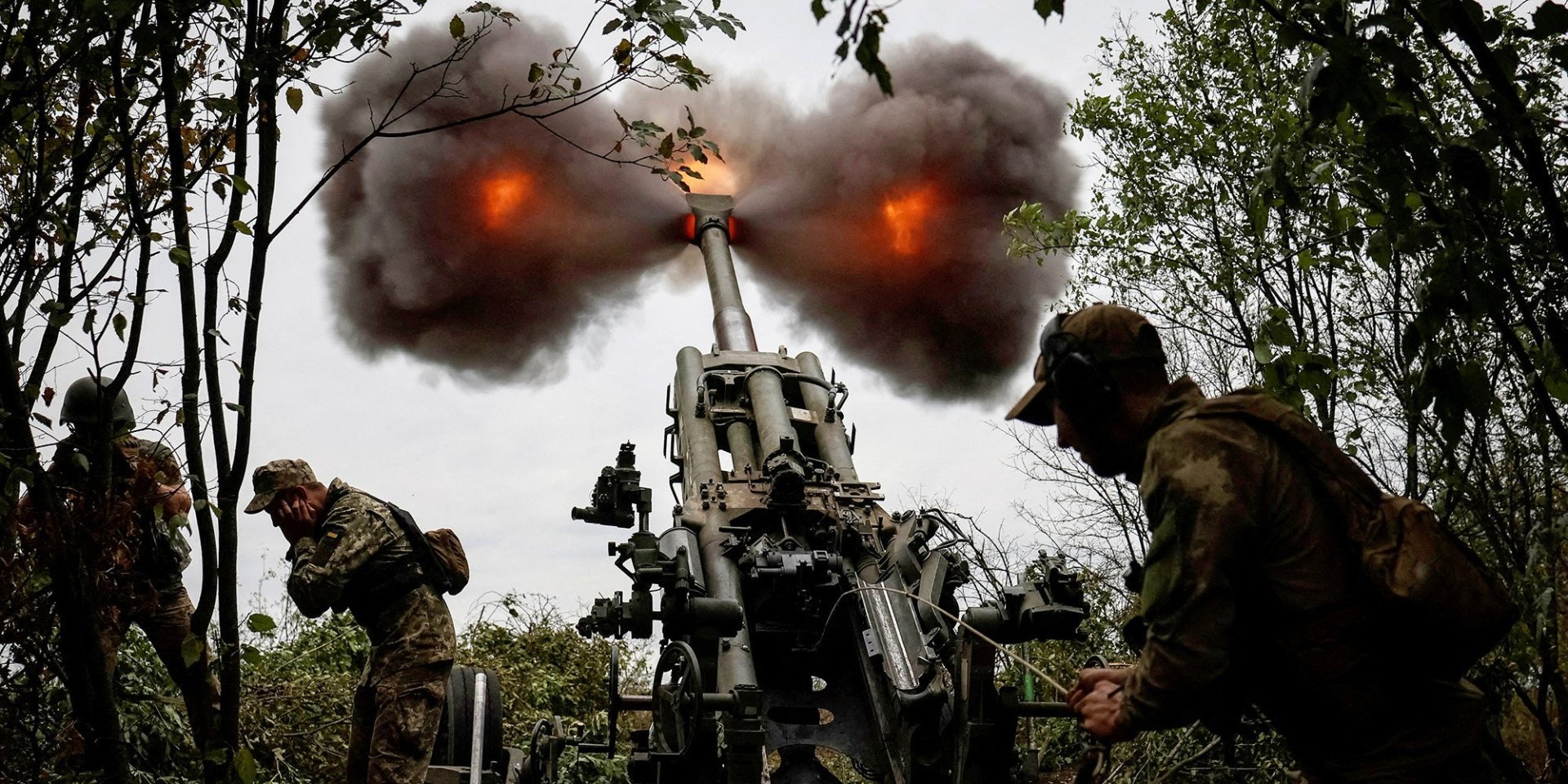 Soldiers of the Armed Forces of Ukraine fire from the western 155-mm howitzer M777 (Photo: REUTERS / Gleb Garanich)
