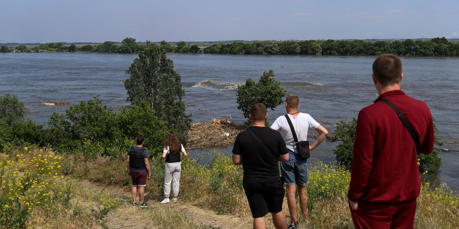 Residents of Kherson near the Dnipro River after the invaders blew up the Kakhovskaya HPP (Photo: REUTERS/Ivan Antypenko)