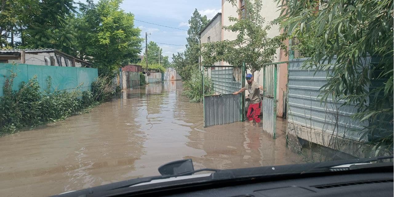 A flooded street in Mykolaiv, June 8, 2023 (Photo: Arkady Dabagyan via Facebook)