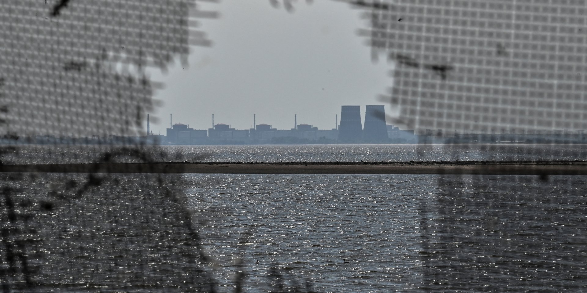 View of the Zaporizhzhia nuclear power plant from the Kakhov reservoir near the city of Nikopol. After the explosion of the Kakhovka HPP (Photo: REUTERS/Stringer)