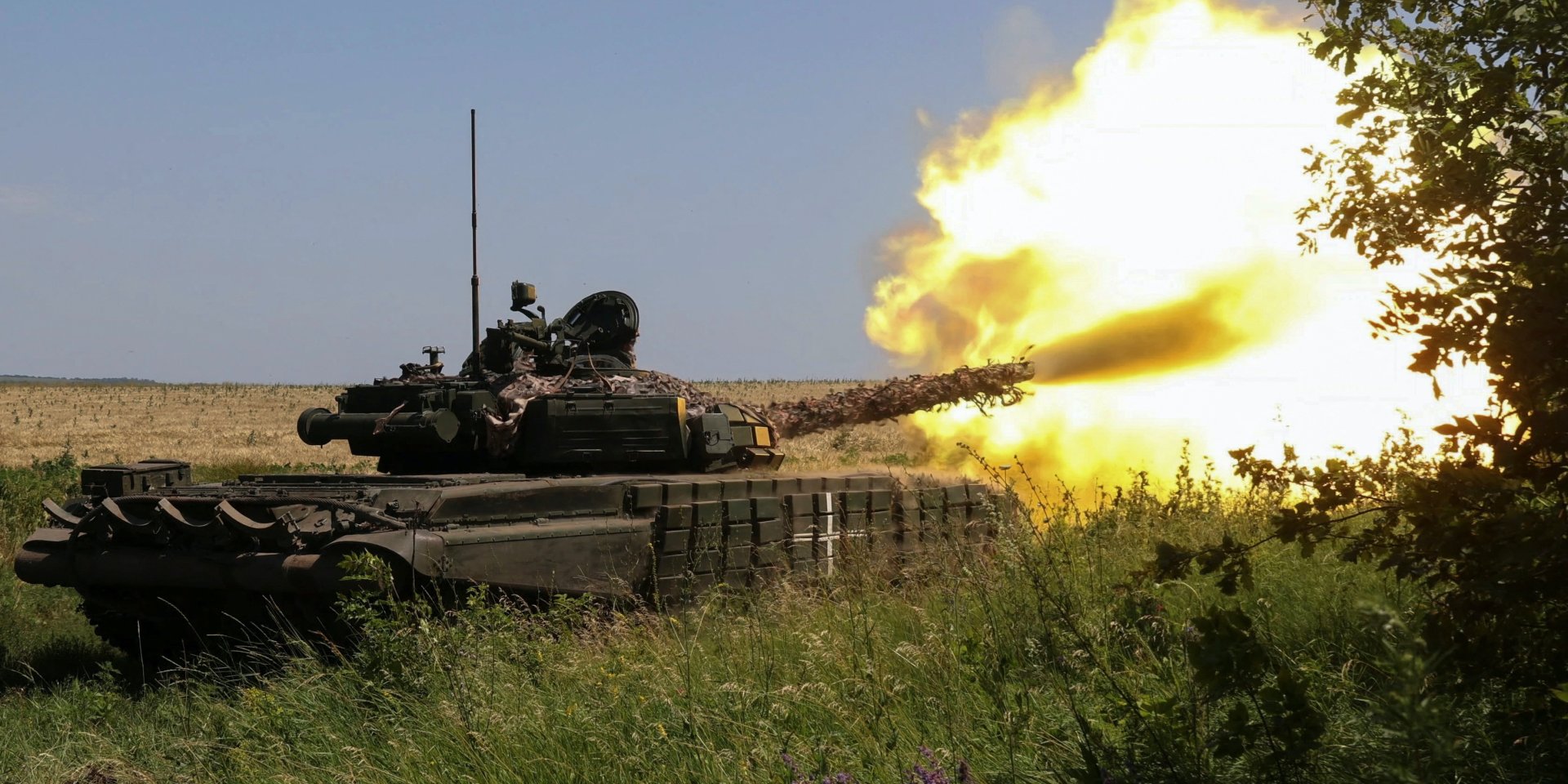 Ukrainian defenders fire from a tank at Russian troops (Photo: REUTERS/Vyacheslav Madiyevskyy)