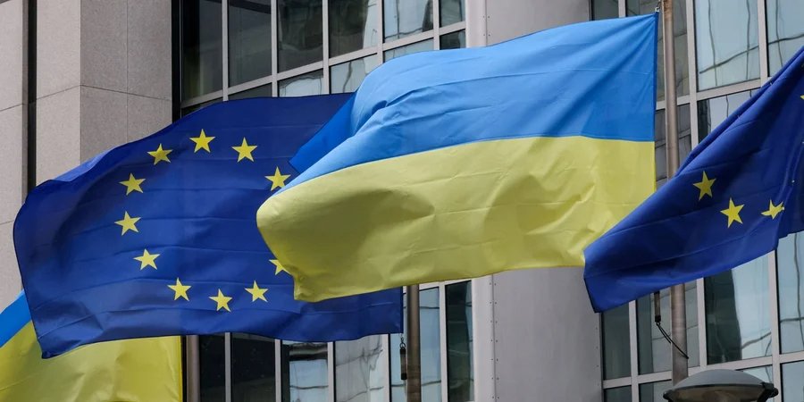 Ukrainian and EU flags (Photo: REUTERS/Yves Herman)