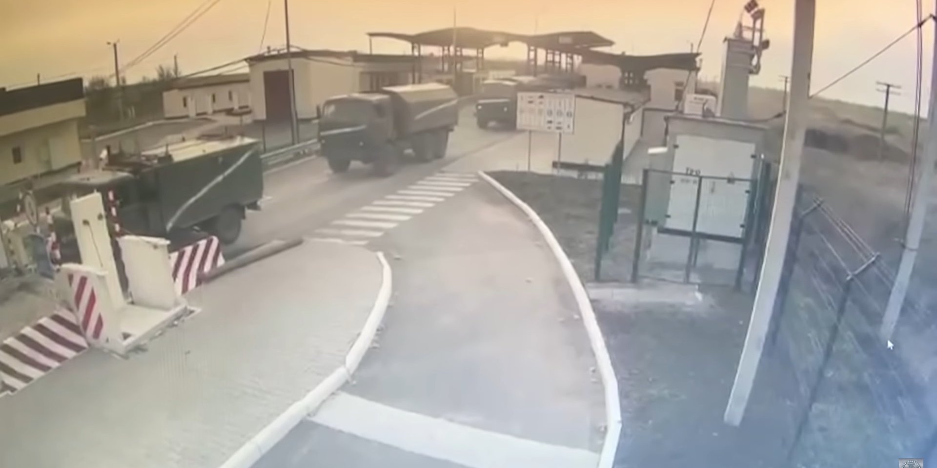Російська військова техніка перетинає адмінмежу з&nbsp;Кримом. 24 лютого 2022 року (Фото: Скриншот відео Державної прикордонної служби України)