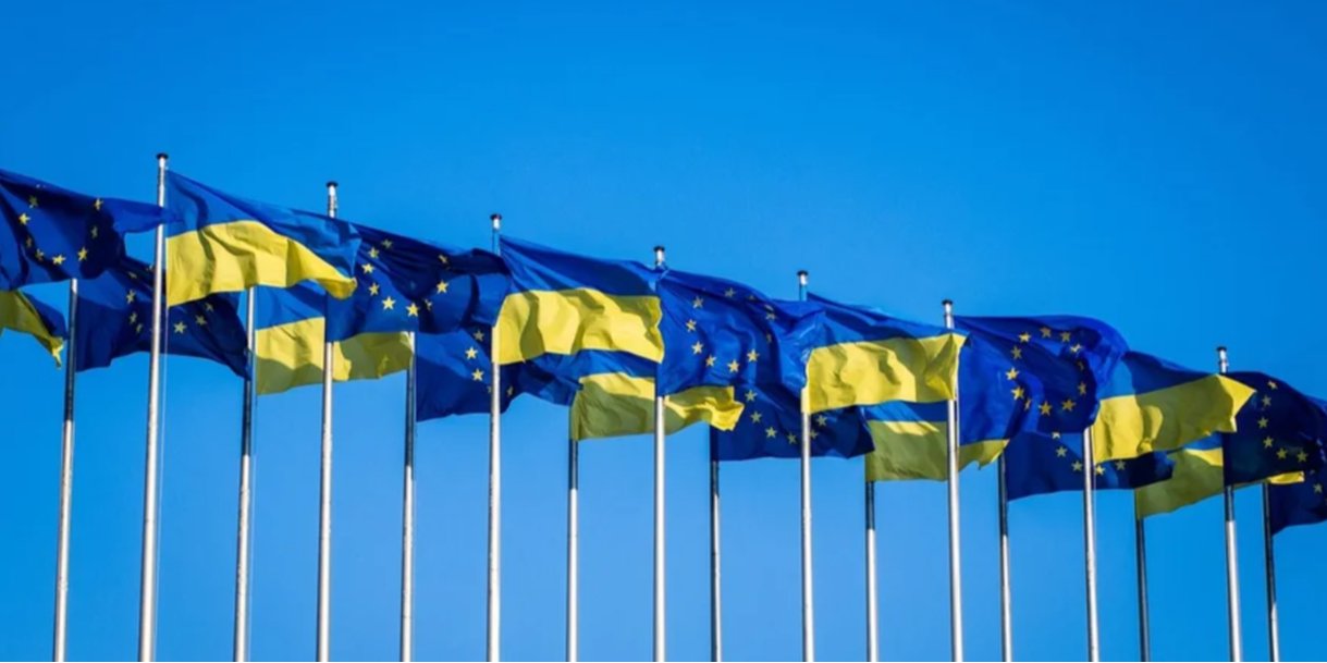 Прапори України та Євросоюзу (Фото: Dušan Cvetanović / Pixabay)