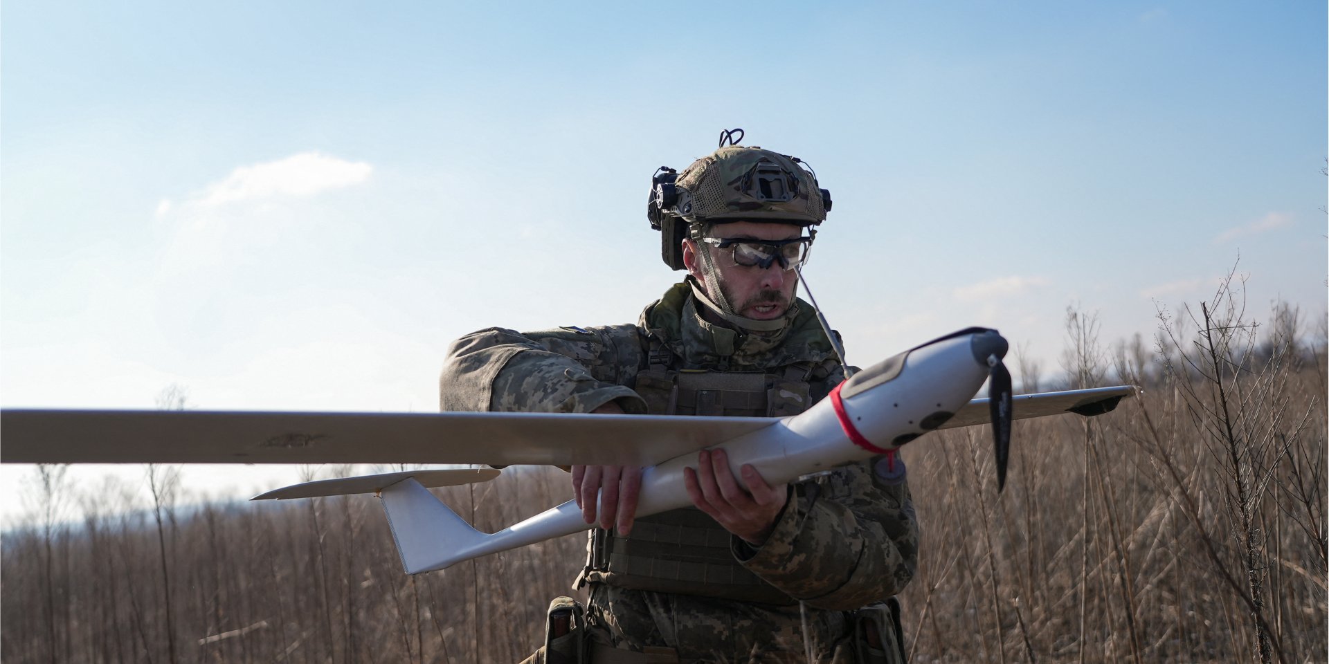 Український військовий з&nbsp;розвідувальним безпілотником Мара неподалік від Лимана, 29 січня 2024 року (Фото: REUTERS/Inna Varenytsia)