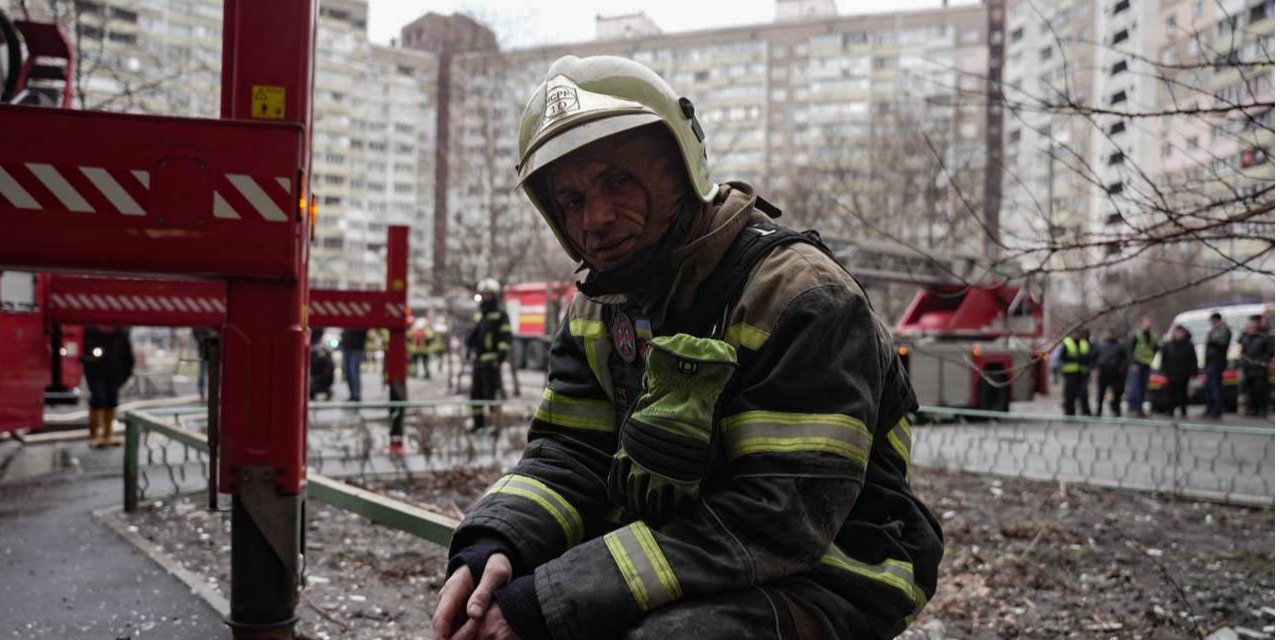 Рятувальник біля багатоповерхового житлового кварталу в&nbsp;Голосіївському районі Києва, в&nbsp;один з&nbsp;будинків якого влучили уламки ракети (Фото: ДСНС)