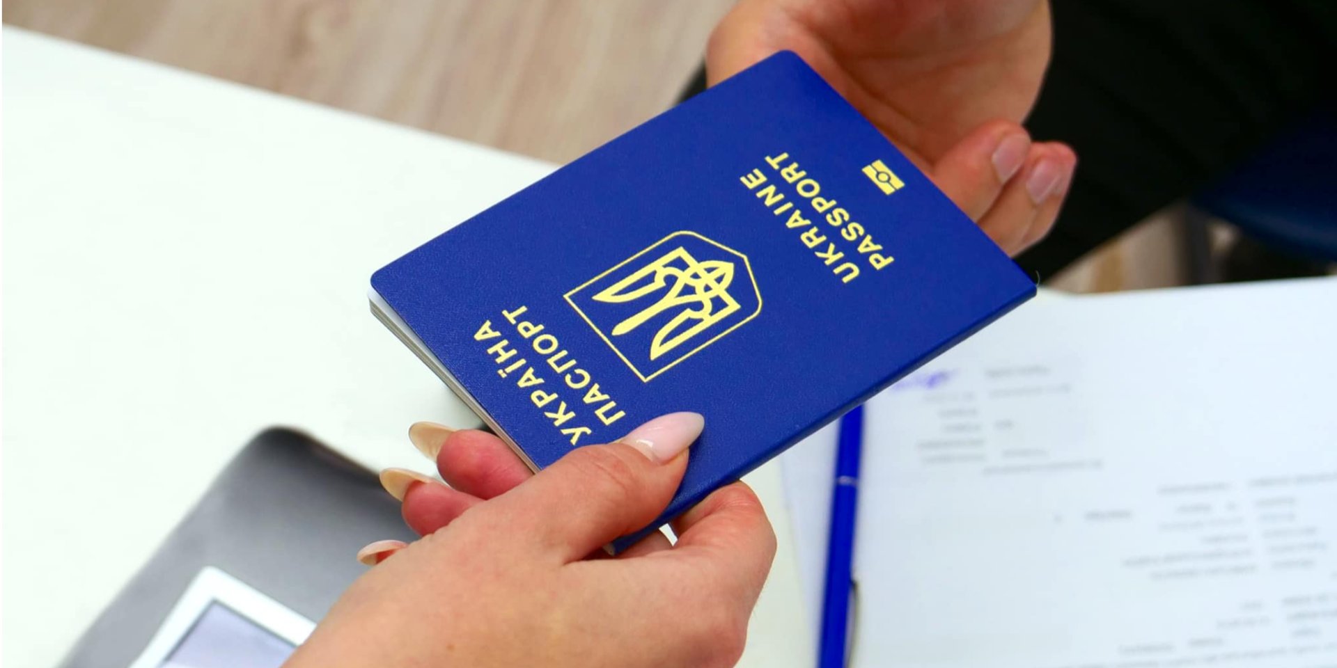 Оформлення закордонних паспортів та&nbsp;паспортів громадянина України&nbsp;— одна з&nbsp;найпопулярніших послуг у&nbsp;закордонних дипустановах України (Фото: ДП&nbsp;Документ)