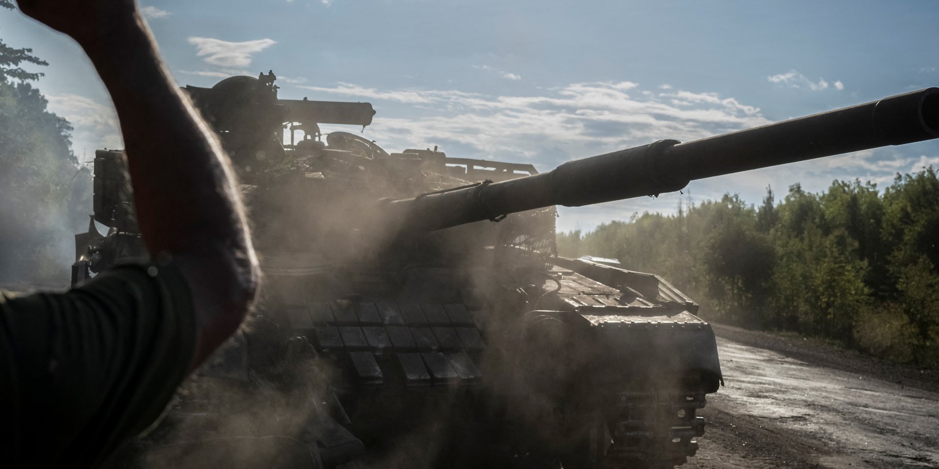 Украинский военнослужащий управляет танком в&nbsp;Сумской области вблизи границы с&nbsp;РФ (Фото: REUTERS/Viacheslav Ratynskyi)