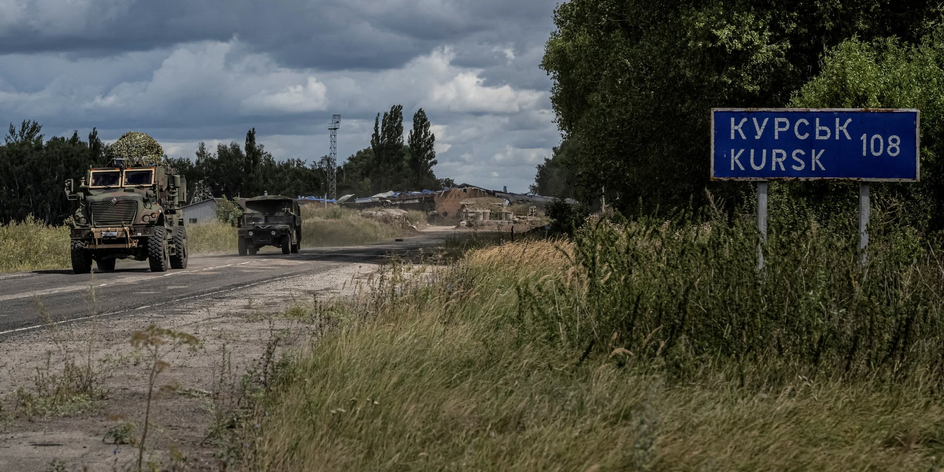 Українські військовослужбовці їдуть з&nbsp;пункту пропуску на&nbsp;кордоні з&nbsp;Росією в&nbsp;Сумській області. 13 серпня 2024 року (Фото: REUTERS/Viacheslav Ratynskyi)