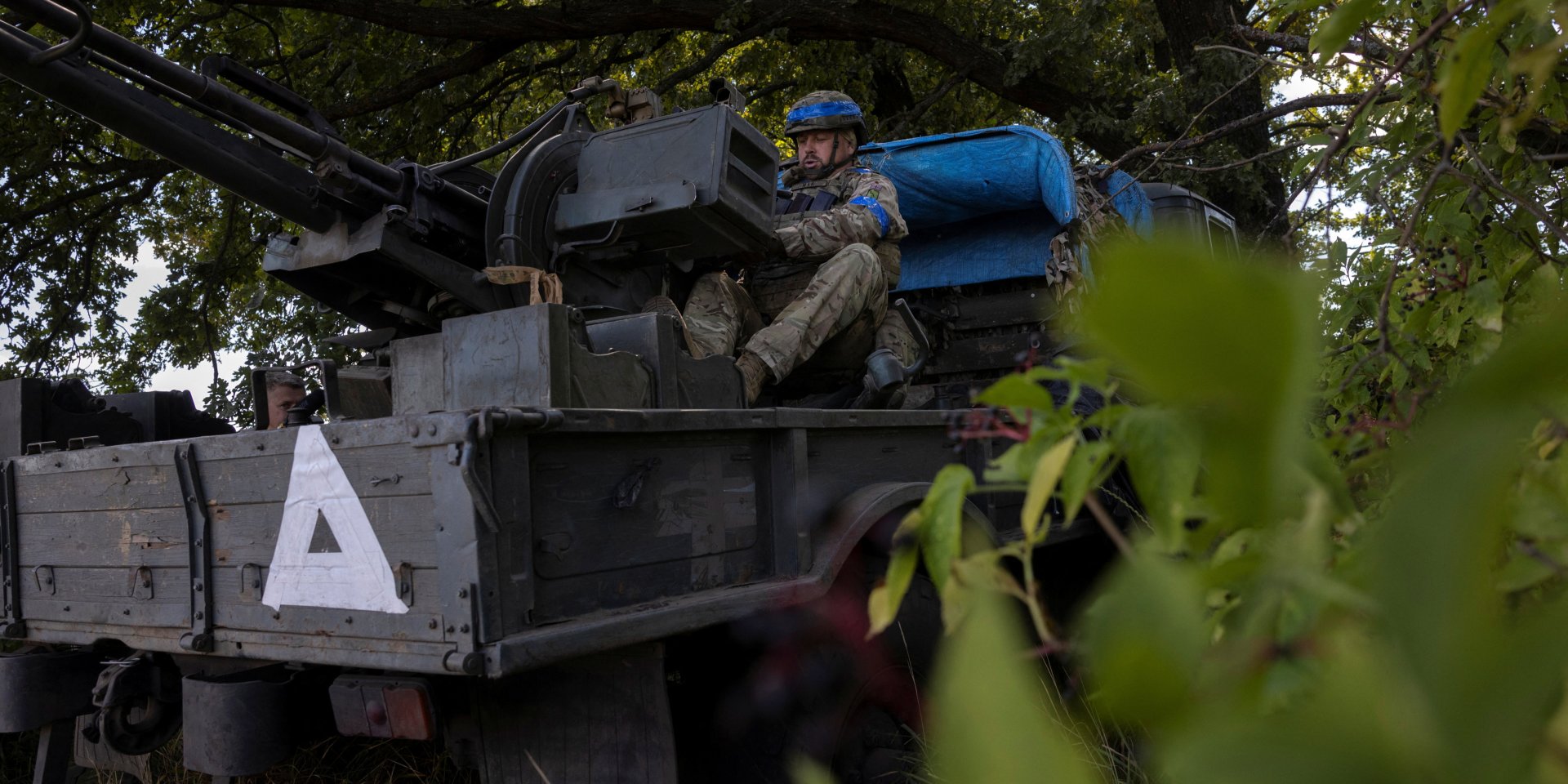 Украинские военные у&nbsp;границы с&nbsp;РФ в&nbsp;Сумской области (Фото: REUTERS/Thomas Peter)